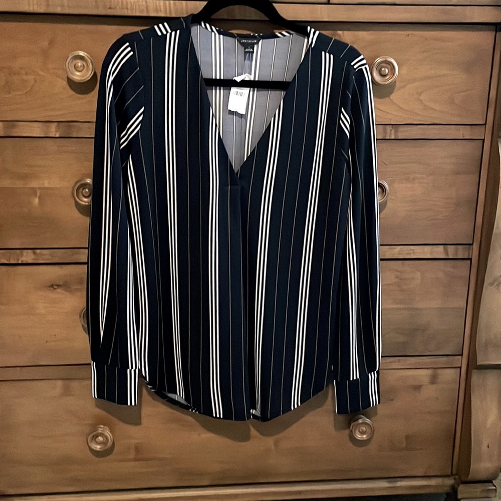 Ann Taylor V-neck pop over blouse